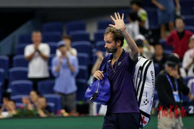 西班牙网球队翻盘世界网球队，梅德韦杰夫绝境逆转的简单介绍