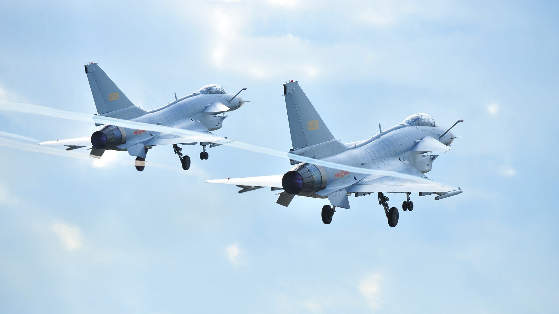 北美双重奏,世界杯聚光灯下的绿茵场与生死战的硬木地板